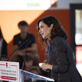 La presidenta de la Comunidad de Madrid, Isabel Díaz Ayuso, durante la firma de un protocolo de colaboración, en el IES Antonio Fraguas 'Forges', a 23 de octubre de 2025, en Madrid (España).