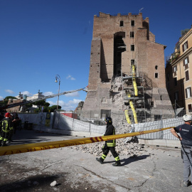 Los Bomberos trabajan en el lugar del derrumbe de una sección de la Torre dei Conti.