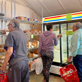 Varias personas adquieren productos del Programa de Asistencia Nutricional Suplementaria, en Austin, EEUU.