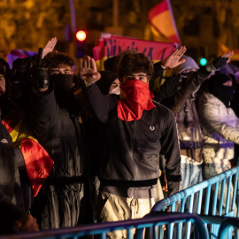 Manifestantes hacen el saludo fascista durante una protesta en la calle Ferraz de Madrid el 9 de noviembre de 2023.