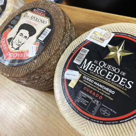 Dos quesos de Don Apolonio y El Queso de Mercedes, de Denominación de Origen en la Fábrica de quesos Don Apolonio en Malagón, Ciudad Real.