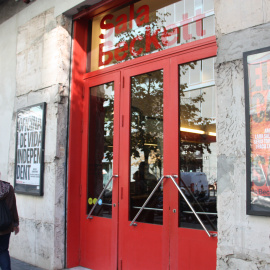La façana de la Sala Beckett, amb cartells que anuncien els espectacles d'aquest novembre