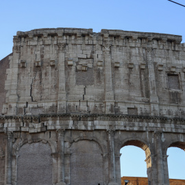Vista de las grietas del Coliseo de Roma.