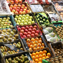 Caixes de fruites i verdures exposades
