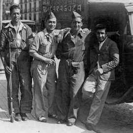 Voluntarios del bando franquista junto a la plaza Constitución de Zaragoza.