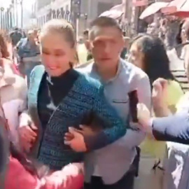 Imagen del momento en el que acosan a la presidenta de México, Claudia Sheinbaum.