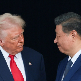 El presidente estadounidense Donald Trump y el presidente chino Xi Jinping conversan tras una reunión bilateral, en el marco de la cumbre de la Cooperación Económica Asia-Pacífico (APEC), en Corea del Sur.