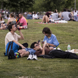 Varios jóvenes se concentran en las inmediaciones de Matadero Madrid. Imagen de archivo.