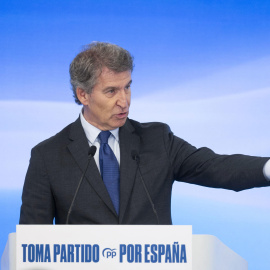 El presidente del PP, Alberto Núñez Feijóo, interviene durante el acto en el que desglosa las medidas del plan de autónomos que han propuesto los populares, este miércoles en Santander.
