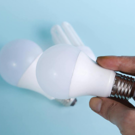 Cambiar las bombillas tradicionales por luces LED es una buena forma de ahorrar electricidad.