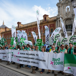 La Central Sindical Independiente y de Funcionarios (CSIF) se moviliza para denunciar el bloqueo del Gobierno andaluz al preacuerdo para la mejora del empleo público y unos servicios de calidad, frente al Palacio de San Telmo. A 5 de noviembre de 2025, en Sevilla (Andalucía, España). Bajo el lema 'Ahora más que nunca. Servicios públicos, lo primero. Tú lo merece' el sindicato llama a los trabajadores a protestar ante la paralización injustificada de una medida que iba a mejorar sus condiciones laborales y la atención a la ciudadanía.