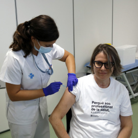 Una infermera administra la vacuna contra la grip a una altra professional de la salut al CAP Bordeta Magraners de Lleida