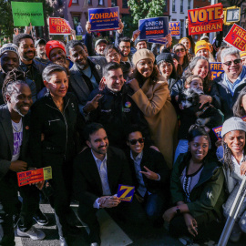 Maurice Mitchell, director nacional del Partido de las Familias Trabajadoras; Letitia James, fiscal general de Nueva York; y Zohran Mamdani posan con votantes durante la jornada de  elecciones a la alcaldía de Nueva York, en Brooklyn.