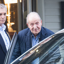 Juan Carlos I tras comer en O Grove con sus amigos.