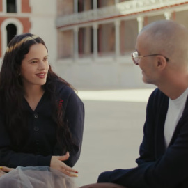 La cantante Rosalía durante su entrevista con el DJ neocelandés Zane Lowe.