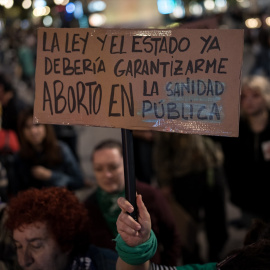 Una persona con un pancarta durante una concentración para exigir el aborto libre en la Sanidad Pública.