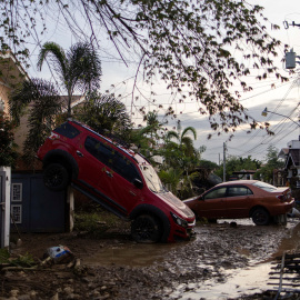 Vehículos arrastrados por las inundaciones provocadas por el tifón Kalmaegi yacen en una calle de Cotcot, Liloan, Filipinas