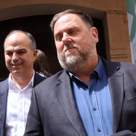 El president d'ERC, Oriol Junqueras, a l'acte d'Òmnium amb el secretari general de Junts, Jordi Turull, darrere