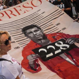 Varias personas con una pancarta gigante de Mazón en prisión.