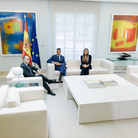 El secretario general de Junts, Jordi Turull; el presidente del Gobierno, Pedro Sánchez, y la portavoz del Grupo Parlamentario Junts, Miriam Nogueras, durante un encuentro, en el Palacio de La Moncloa