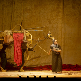 La protagonista Manuela junto a la dromedaria Hanina en la obra.