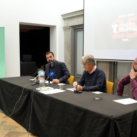 El tinent d'alcalde, Quim Ayats, el president del Col·lectiu de Crítics, Guillem Terribas i el tècnic del cinema, Carles Ribas, durant la roda de premsa