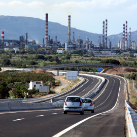 Imatge del primer tram de l'A-27, ja en funcionament, amb la petroquímica al fons.