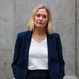 La ensayista e historiadora Sophie Baby frente a la redacción de 'Público'.