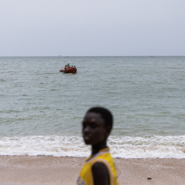 Foto de archivo de una lancha salvavidas en una playa de Senegal.