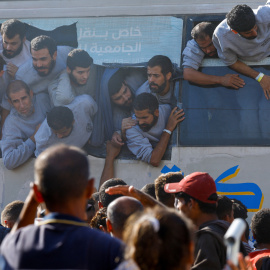 Presos palestinos liberados en el intercambio de prisioneros durante al alto el fuego.
