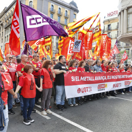 Manifestantes en la huelga convocada en Barcelona por CCOO y UGT en el sector del metal.