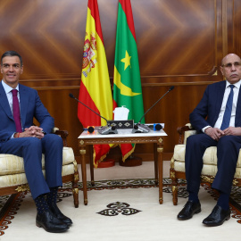 El presidente del Gobierno, Pedro Sánchez, junto al presidente de la República Islámica de Mauritania, Mohamed Cheikh El Ghazouani.