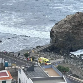 El Servicio de Urgencias Canario en la playa del Roque de Las Bodegas, Tenerife.