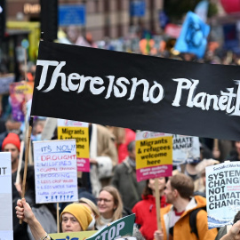 Miles de manifestantes se concentran durante una protesta contra la COP26 en el centro de Londres.