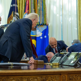 Momento en el que un ejecutivo de una farmacéutica se desmayó ante Trump en un acto en el Despacho Oval, elm6 de noviembre.