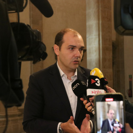 El conseller de Presidència, Albert Dalmau, en una atenció als mitjans.