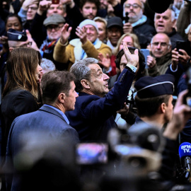 Nicolas Sarkozy saluda a sus seguidores camino de la prisión.