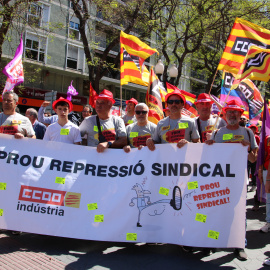 Manifestants, entre ells l'expresident del comitè d'empresa d'IQOXE, Fran Pizarro, a l'inici de la manifestació d'aquest Primer de Maig feta a Tarragona