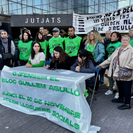 Concentració prèvia al judici per l'ocupació per part de 27 famílies del bloc batejat amb el nom de Guillem Agulló, a Sabadell
