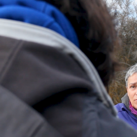 Leonor Paqué entrevista a una víctima de curas pederastas en el documental 'Hermana Leonor'.