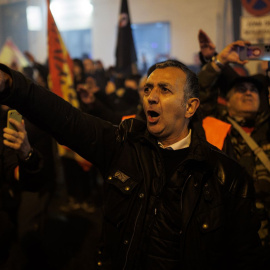 El dirigente falangista Manuel Andrino realiza el saludo fascista durante una manifestación celebrada en febrero de 2024 en Madrid.