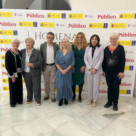 El director de 'Público' con las seis mujeres premiadas.