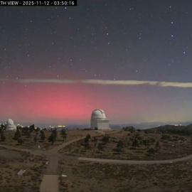 Una aurora boreal ilumina el cielo del Observatorio de Calar Alto, en Gérgal, Almería.