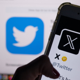 Fotografía de archivo del nuevo logo de X y la antigua imagen de Twitter.