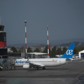 Foto de archivo de un avión de la compañía Air Europa en el aeropuerto de A Coruña.