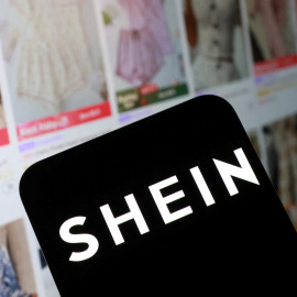 Logotipo de Shein y su página web en una foto de archivo.
