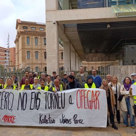 Sos Parke y Kolectivo de Jóvenes del Parke se manifiestan frente a la Conselleria de Servicios Sociales para denunciar siete meses de impago a dos centros de niños y jóvenes.