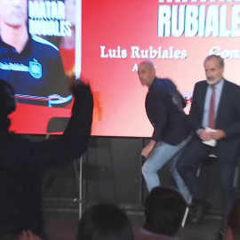 Lanzan huevos a Luis Rubiales en la presentación de su libro.