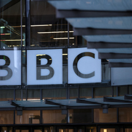 Logo de la BBC en su sede de Londres.
