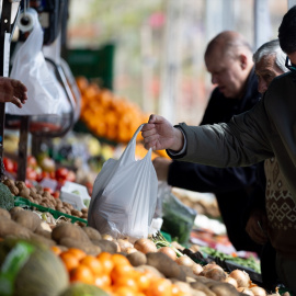 Imagen de archivo de varias personas en un mercado de alimentos, en Madrid.